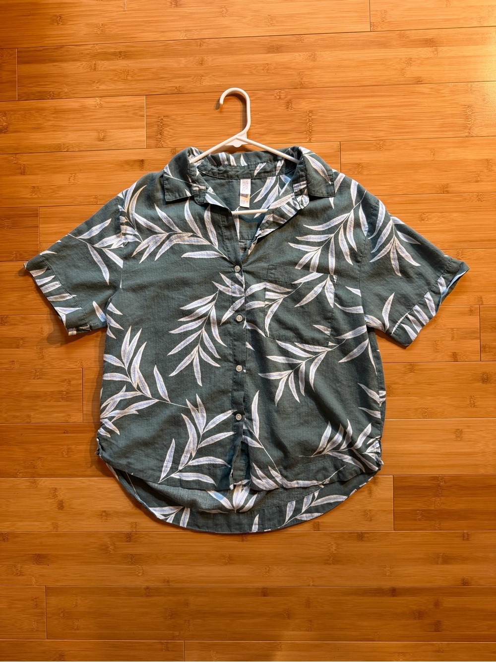 Stars Above Green Leaf Print Button Down Short-Sleeve - Size M